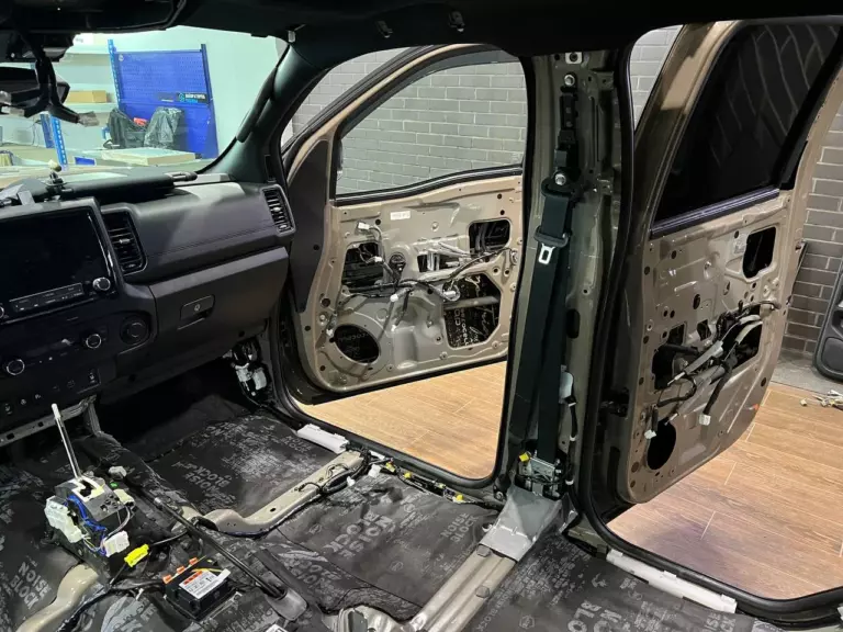 Шумоизоляция дверей Nissan Frontier 12