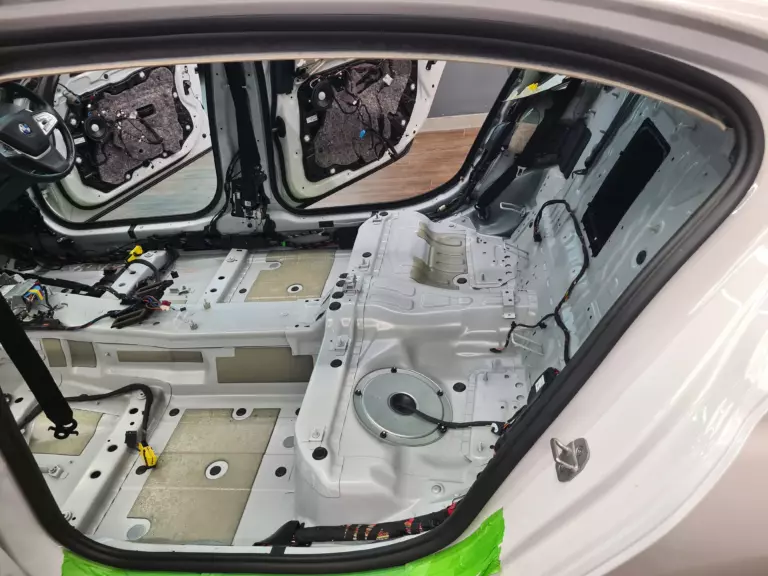 Шумоизоляция пола BMW 730-2