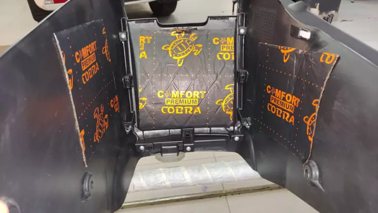 Шумоизоляция пола Honda Stepwgn-2
