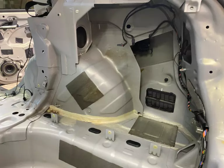 Шумоизоляция багажника Lada Vesta Cross -1
