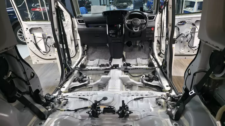 Шумоизоляции пола Toyota Roomy-1
